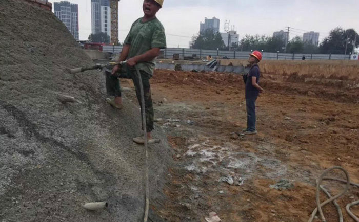 邊坡防滲注漿，可灌注環(huán)氧樹脂、聚脲樹脂、丙烯酸鹽等化學灌漿堵漏材料